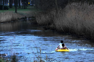 Ludieke actie van drie TU/e-studenten, leden van hetzelfde E.S.C-dispuut, die altijd al eens "iets met de Dommel" wilden doen en ...