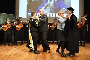 Echtpaar Van Duijn danst met de tuna. Foto | Bart van Overbeeke