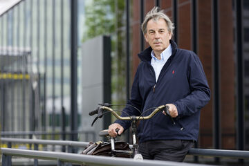 Bert Meijer voor Ceres, het pand van ICMS. Foto | Bart van Overbeeke