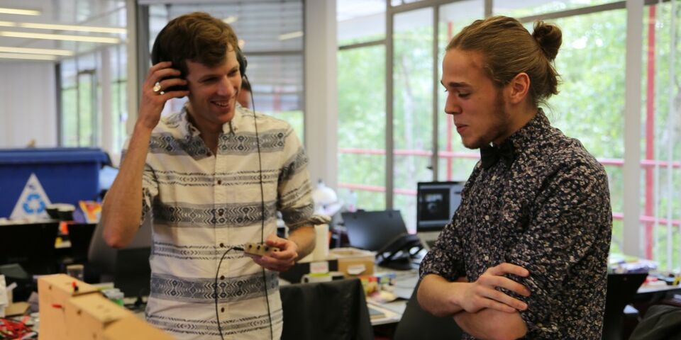 Leland (links) in gesprek met TU/e-student Tijs Duel. Foto | Jonathan Marks