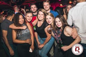 Met groep exchange studenten in club Rouge, Montréal. Met groep exchange studenten in club Rouge, Montréal.