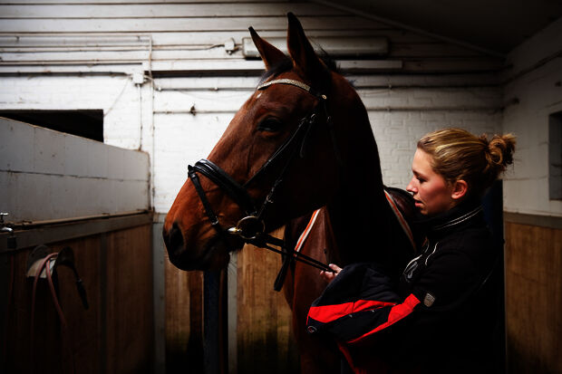 Bijzondere bijbanen | Anouk handelt in paarden