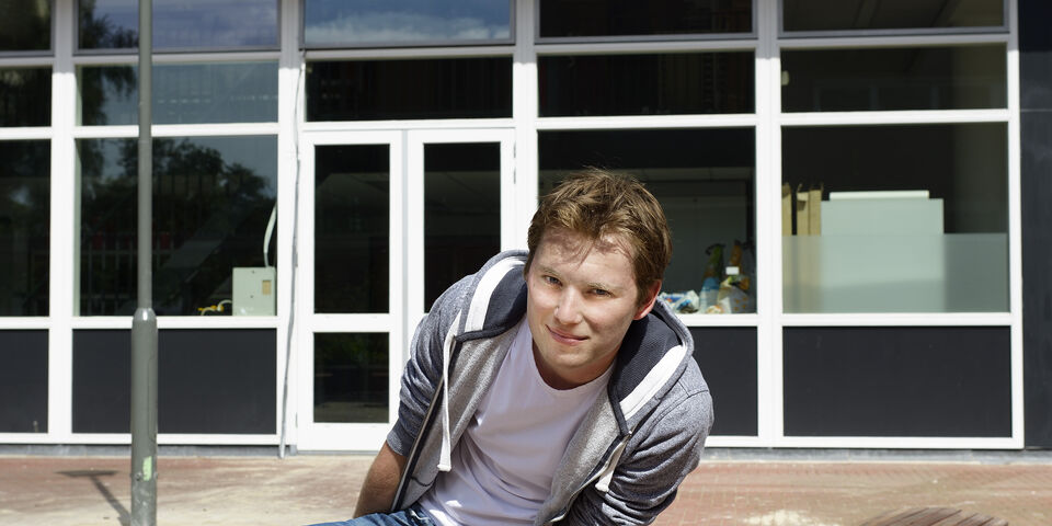 Rob Tieben op een Wiggle Bench. Foto | Bart van Overbeeke