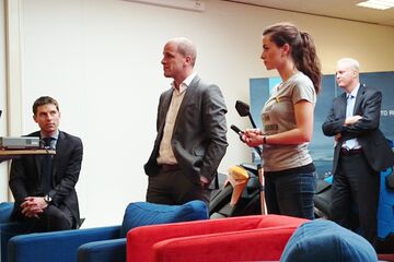 Diederik Samsom luistert naar de presentatie van het Solar Team Eindhoven.