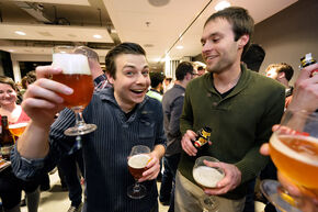 Eerste borrel Van der Waals in Flux. Foto | Bart van Overbeeke