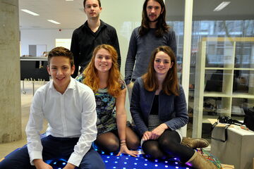 De bank met interactieve speelmat.