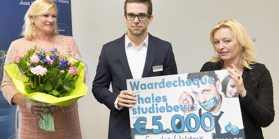 Sander Walstock met links Geke Kooij van Thales Nederland en rechts onderwijsminister Jet Bussemaker.