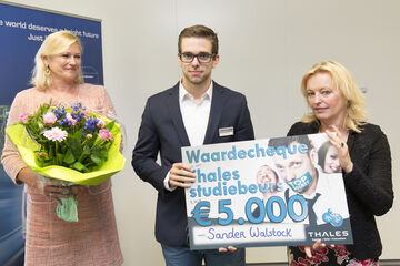 Sander Walstock met links Geke Kooij van Thales Nederland en rechts onderwijsminister Jet Bussemaker.