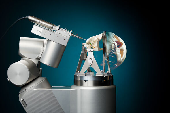 De botverwijderende operatierobot RoBoSculpt van Jordan Bos. Foto | Bart van Overbeeke
