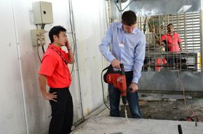 Stoeien met een 'Hilti'.