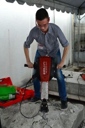 Stoeien met een 'Hilti'.