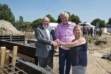 Jo van Ham (links) met Hans Geertman en Ingrid de Boer van Woonbedrijf/Vestide.