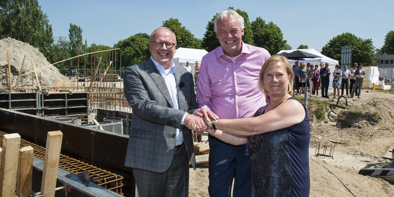Jo van Ham (links) met Hans Geertman en Ingrid de Boer van Woonbedrijf/Vestide.