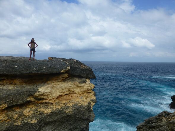 Boven op een klif op Nusa Penida. Deze weken waren de golven rondom het eiland buitengewoon wild. Foto | Privé-archief Isabelle Linders