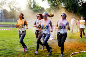 Holi Run op de campus. Foto | Bart van Overbeeke