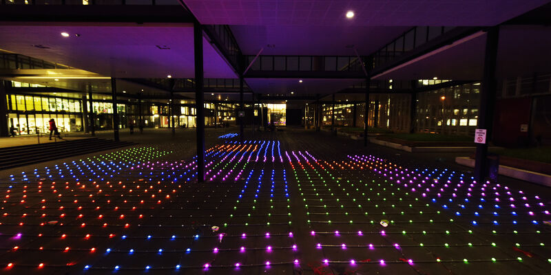 Voor één dag was de vloer van de markthal veranderd in een lichttapijt. Foto | Bart van Overbeeke