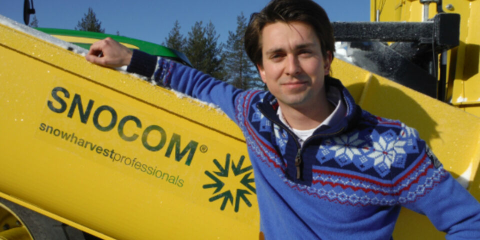 TU/e-alumnus Henk Arntz bij de door hem ontwikkelde sneeuwschuiver van Snocom.