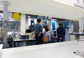 Scholieren in het lab bij Letícia Pezzi Martins.