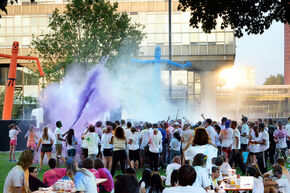 Holi Run op de campus. Foto | Bart van Overbeeke
