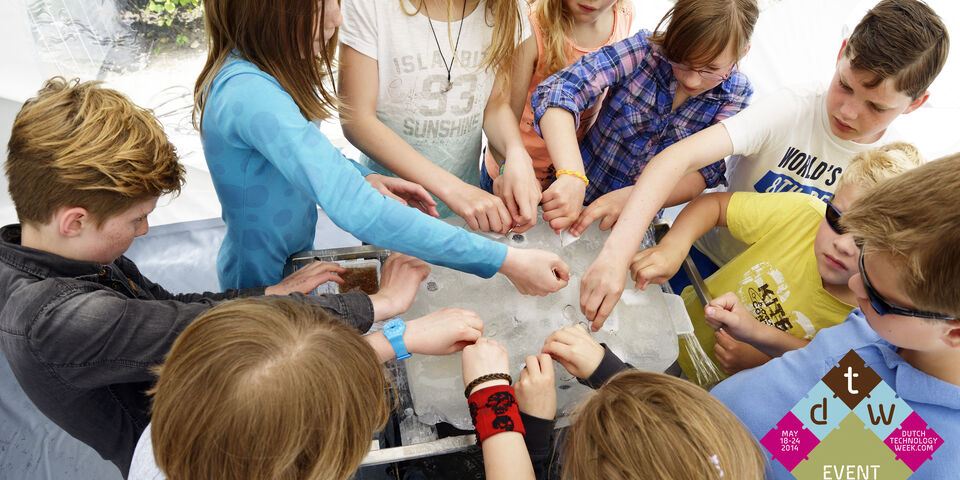 Kinderen maken kennis met pykrete.