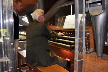 Nobelprijswinnaar Jean-Marie Lehn bespeelt het TU/e-orgel.