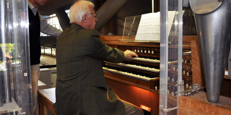 Nobelprijswinnaar Jean-Marie Lehn bespeelt het TU/e-orgel.