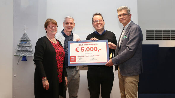 Karel van Donselaar en Rob Broekmeulen (midden vlnr) ontvangen de Valorisatieprijs uit handen van juryvoorzitter Carel-Jan van Driel (uiterst rechts) en decaan Ingrid Heynderickx (links). Foto | Photodette