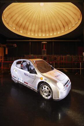 'Isa', de nieuwe auto van TU/ecomotive. Foto | Bart van Overbeeke Meet 'Isa', de nieuwe auto van TU/ecomotive. Foto | Bart van Overbeeke