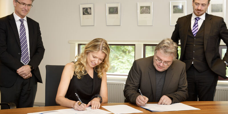 Elise van den Hoven en prof. Lawrence Wallen van UTS tekenen de overeenkomst als getuigen. Links prof.dr.ir. Aarnout Brombacher, decaan van ID. Rechts prof. Attila Brungs (UTS) Foto | Bart van Overbeeke