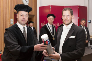 Rick Kramer (r) krijgt zijn bul uit handen van hoogleraar Bert Blocken. Foto: Arne Olivier.