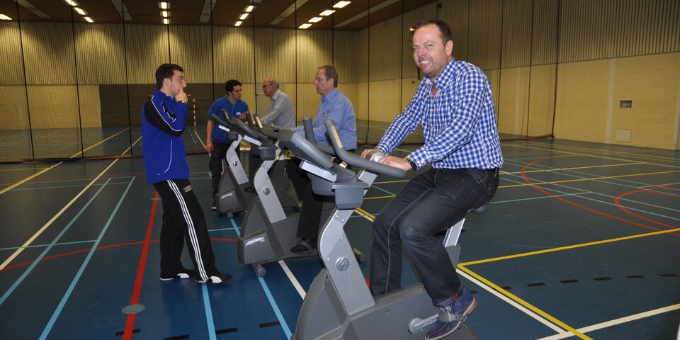 Medewerkers van de TU/e bezig aan de gezondheidstest