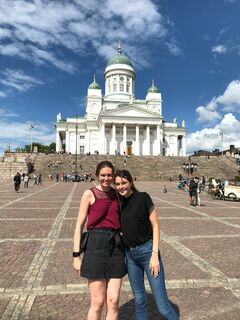 Links Karlijn en rechts haar zusje Lieke, die samen met broertje Luuk voor een weekend naar Helsinki was gekomen. Op de achtergrond de domkerk van Helsinki. Foto | Privé-archief Karlijn Fransen