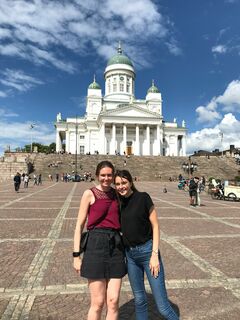 Karlijn (left) and her sister Lieke. Together with their brother she came to visit her for a weekend. In the background the Helsinki Cathedral. Photo | private archive Karlijn Fransen. Karlijn (left) and her sister Lieke. Together with their brother she came to visit her for a weekend. In the background the Helsinki Cathedral. Photo | private archive Karlijn Fransen.