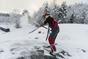 Sneeuwschuiven op de mallen. Foto | Thomas Meijerman