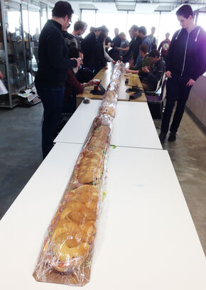 Ruim acht meter sandwich te verdelen. Ruim acht meter sandwich te verdelen.