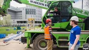 Voorbereidingen voor de bierkrattenbrug. Voorbereidingen voor de bierkrattenbrug.