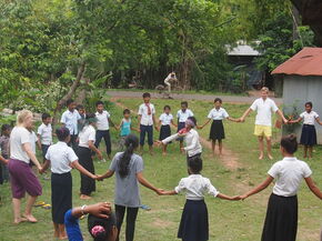 Na een dansvoorstelling wordt er een spelletje gespeeld met de kinderen.