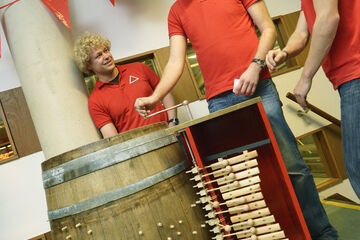 Roel Brooimans 'bespeelt' de bierton. Foto | Bart van Overbeeke