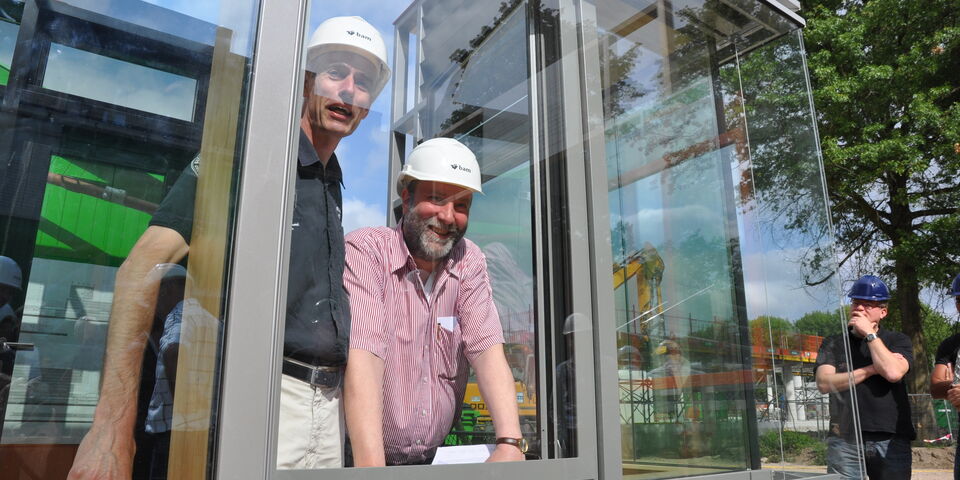 Directeur bedrijfsvoering Alfons Bruekers (links) en decaan van de faculteit Technische Natuurkunde Gerrit Kroesen inspecteren de gevelpartijen van Project 2 l Foto Frits van Otterdijk