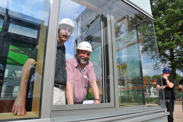 Directeur bedrijfsvoering Alfons Bruekers (links) en decaan van de faculteit Technische Natuurkunde Gerrit Kroesen inspecteren de gevelpartijen van Project 2 l Foto Frits van Otterdijk