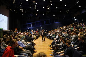 Debatleider Gijs Weenink. Foto | Govert van Loon