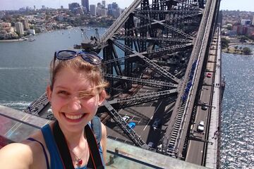 [Translate to English:] Boven op de Pylon Lookout Sydney Harbour Bridge. Een wandeling over de constructie van de brug is onbetaalbaar, maar gelukkig kun je wel goedkoop via een van de pylonen omhoog. En wat een uitzicht heb je daar!