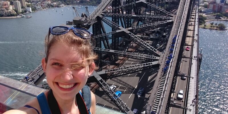 Boven op de Pylon Lookout Sydney Harbour Bridge. Een wandeling over de constructie van de brug is onbetaalbaar, maar gelukkig kun je wel goedkoop via een van de pylonen omhoog. En wat een uitzicht heb je daar!