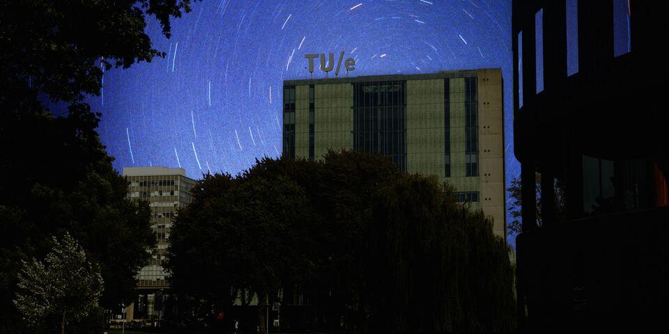 TU/e bij nacht. Foto | Bart van Overbeeke