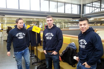 Studenten Jordi Hendriks, Pieter Swerts en Youri Meijer ontvangen hun trui.