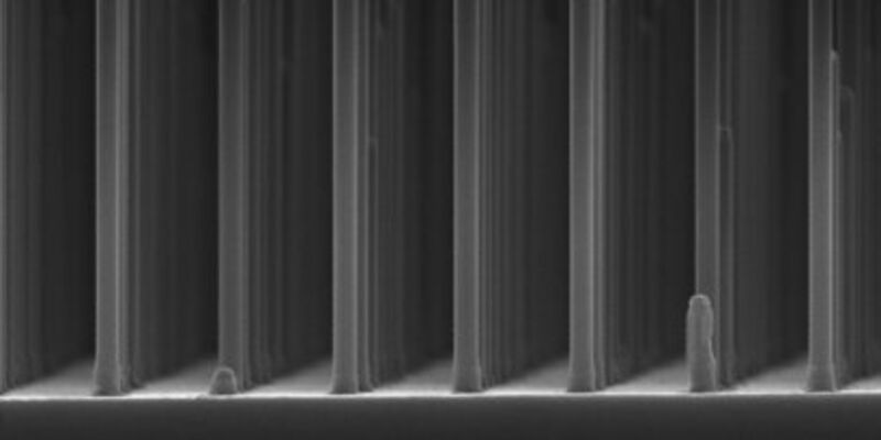 Het rooster met nanodraden galliumfosfide, gemaakt met een elektronenmicroscoop. Foto | TU Eindhoven.