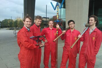 Thomas van Westendorp, Thijs Hazenberg, Erik Donkers, Willem Prajitno en Vincent van der Linden met de zelfgelaste prijs en pedelstaf.
