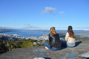 Wellington, links Anne Wil Burghoorn, rechts Bernice d’Anjou.