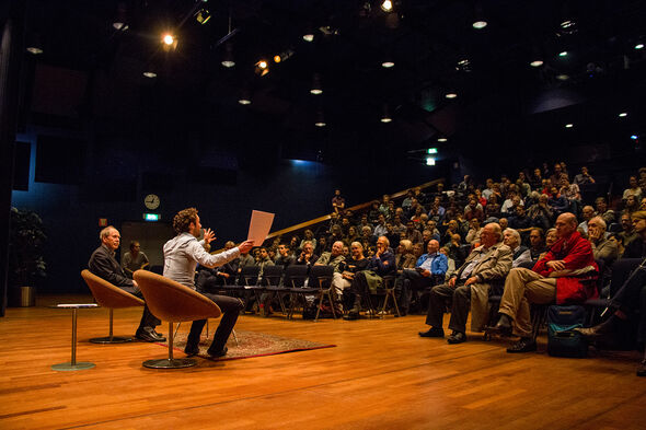 Gerard 't Hooft in gesprek met Gijs van de Sande in de Blauwe Zaal. Foto | Tom Hessels