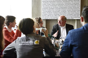 Studenten aan tafel met Jan Mengelers. Foto | Bart van Overbeeke